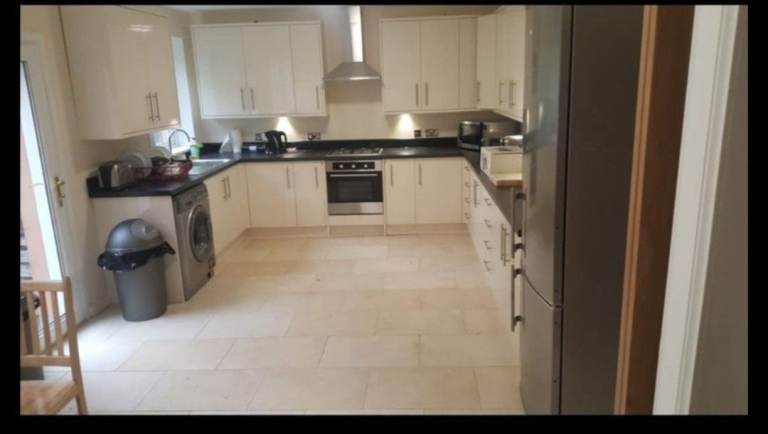 Large double room available in spacious house 