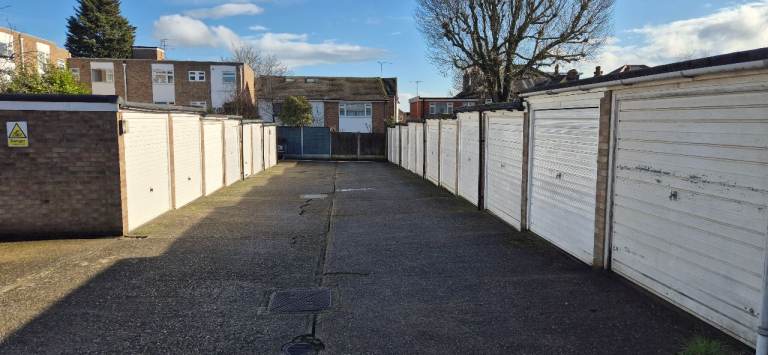 Garage for rent in Woodford Green. Excellent location. 