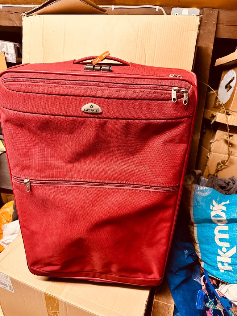 4x strong suitcases £10 each 