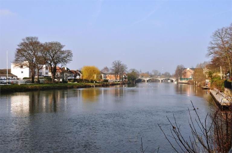 Riverside 2 Beds Duplex House/Apartment 5 minutes walk to Town Center & Train Station