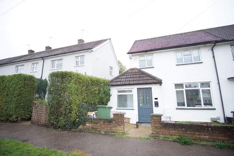 Impressive 4-bedroom end-of-terrace house available to rent in Watford WD19