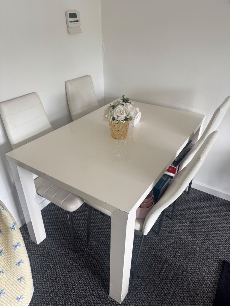 Dining table with 4 chairs 