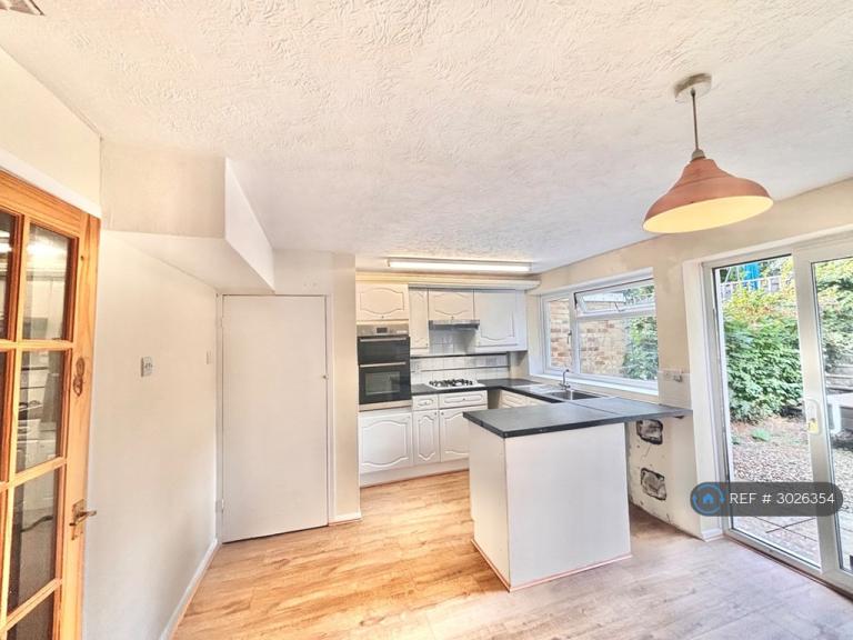 4 bedroom house in The Cloisters, Camberley, GU16 (4 bed) (#3026354)