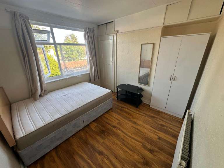 Spacious and Cosy Double Rooms for Rent in - IG6 1PF