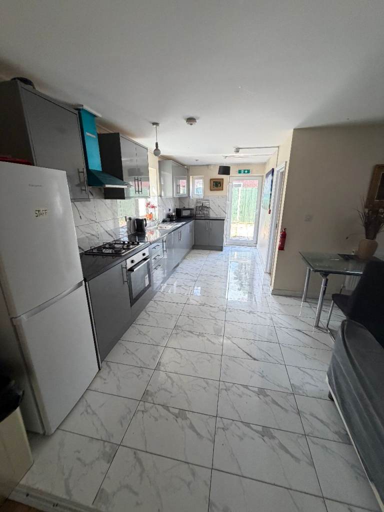 3-Bedroom First Floor Flat for Rent – TW50ND