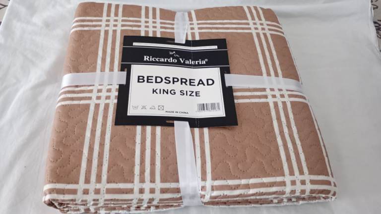 1 king size quilted bed spread Ricardo velaria brand new 