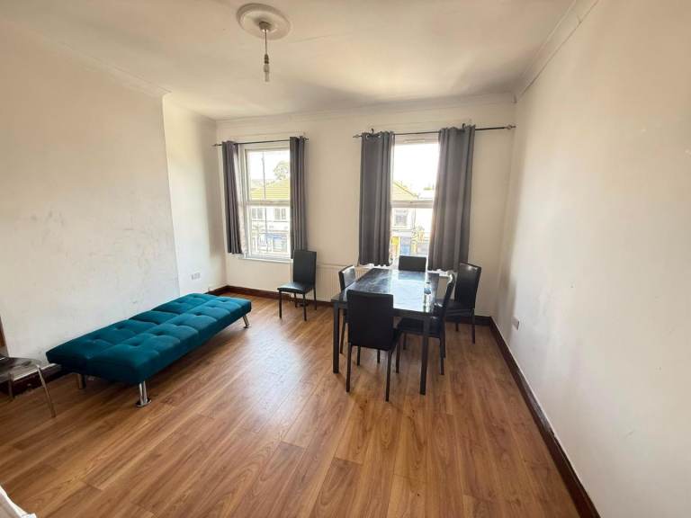 4 bed flat in SE25 Norwood London 