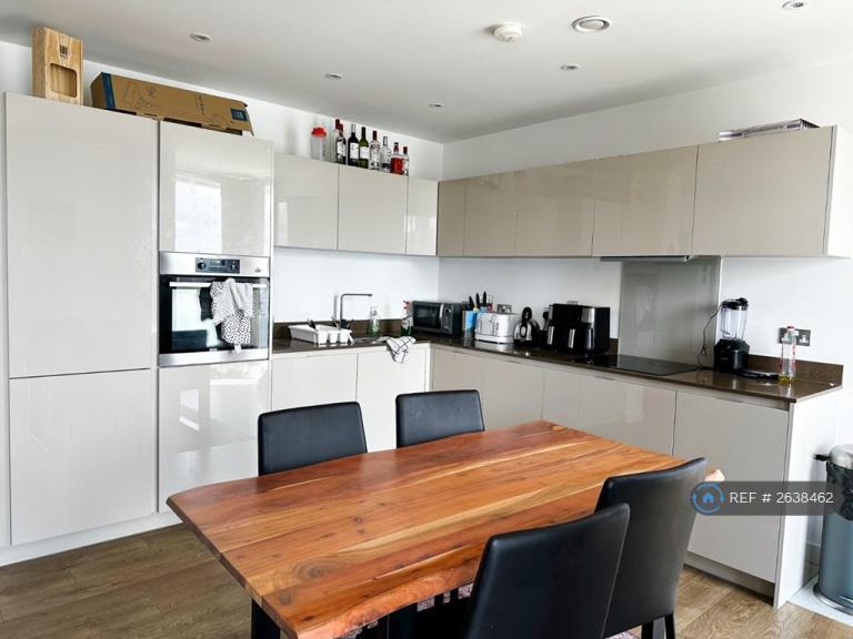 3 bedroom flat in Atlantic Point, London, SE10 (3 bed) (#2638462)