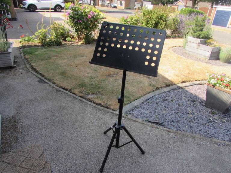 Black Metal Adjustable Music Stand – 