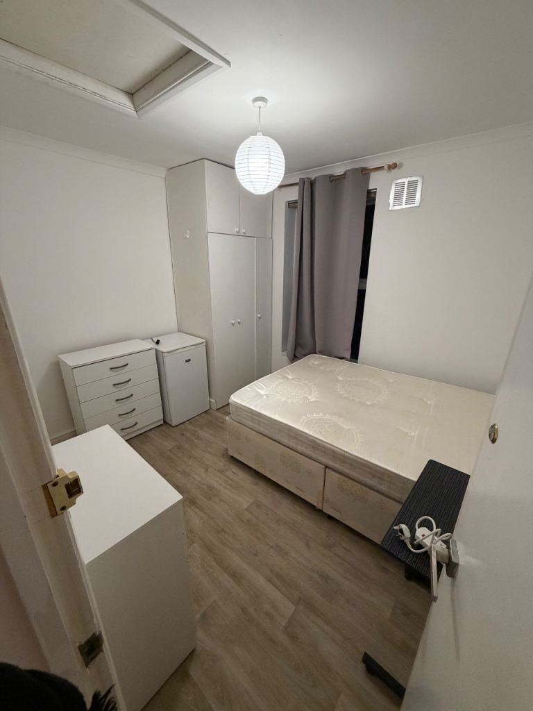 Bright, Comfortable En-Suite Room in West Norwood