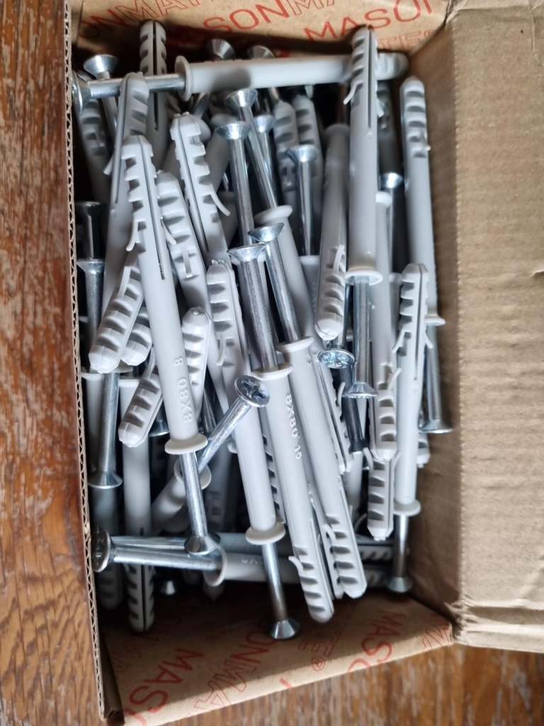 Box of 8x80mm Masonry Wall Plugs and Screws – New Condition