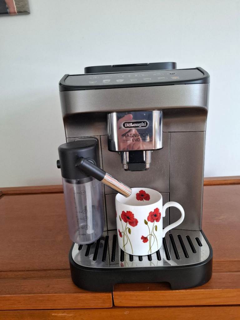 *** Price Drop *** DeLonghi Magnifica EVO Bean to cup automatic coffee Maker Model ECAM290.81.TB