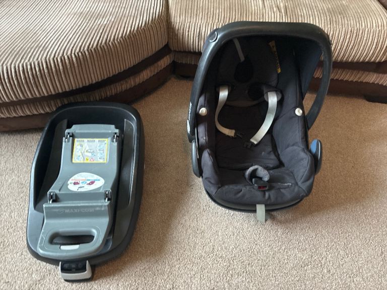 Maxi cosi car seat and isofix base