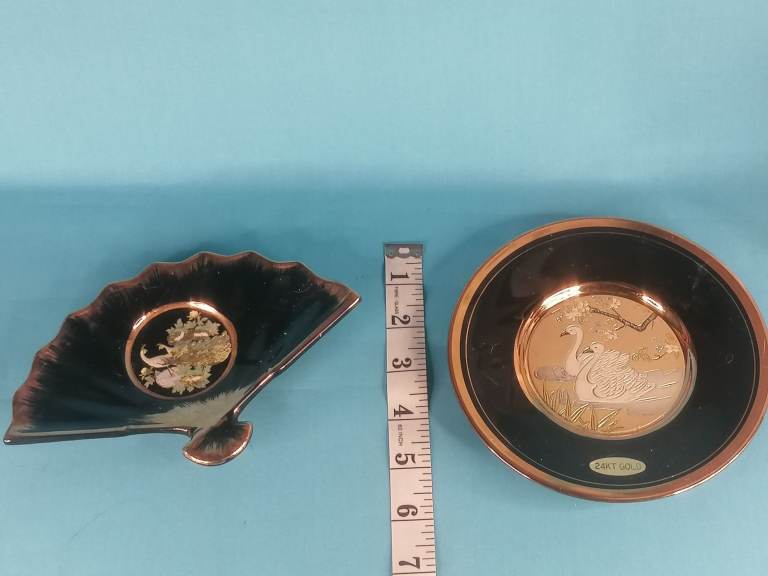 2x Vintage CHOKIN fan trinket shaped ceramic dishes. 24 carat gold edged.