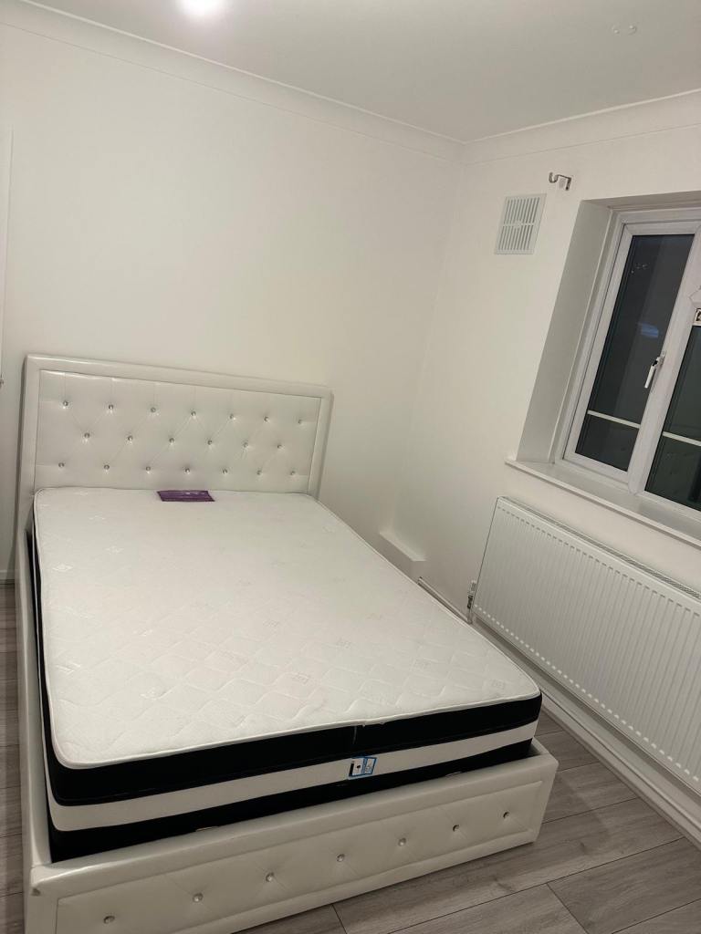 Two bedroom flat for rant at Newbury Park 