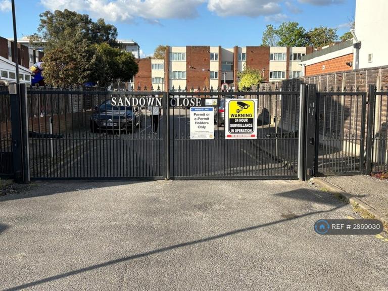 2 bedroom flat in Sandown Close, Hounslow, TW5 (2 bed) (#2869030)