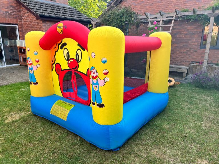 Kids bouncy castle - 2 to 8 years old