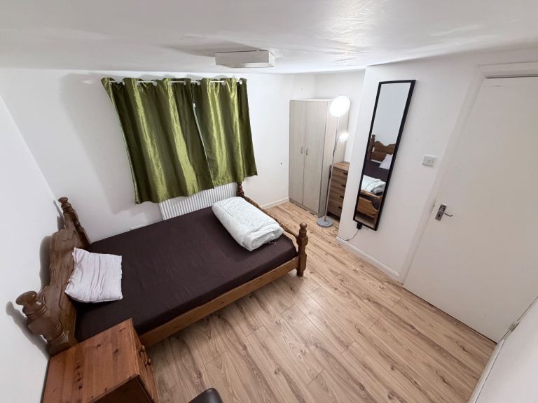 double room to rent in middle of ilford and barking station