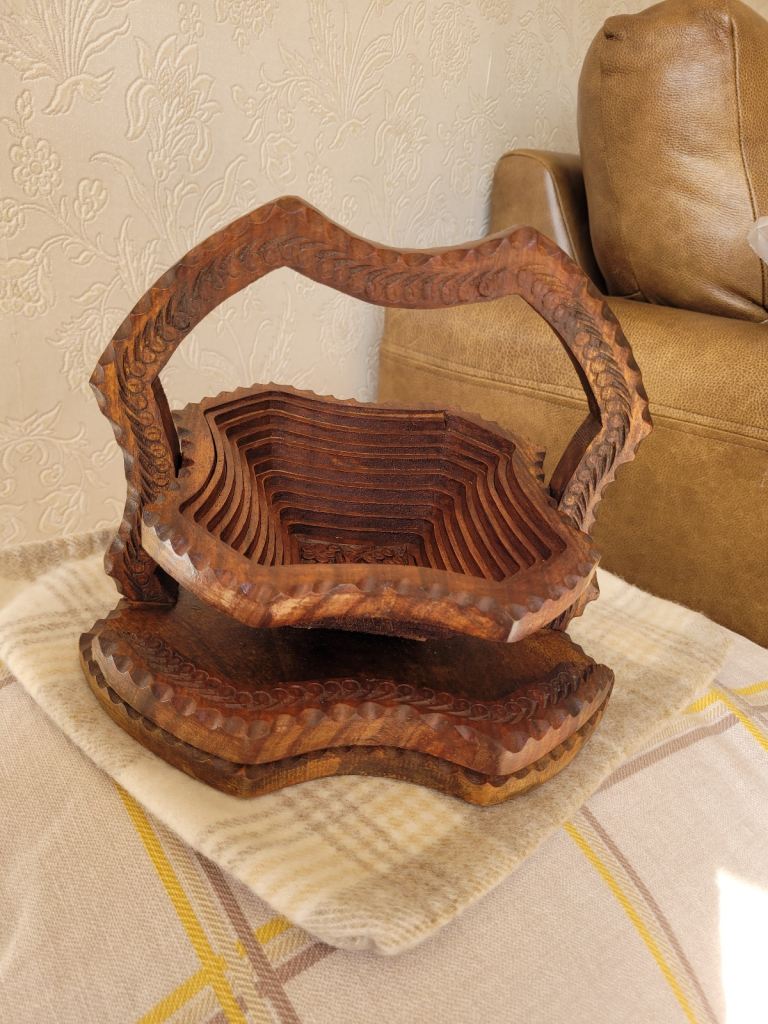 Folding fruit basket