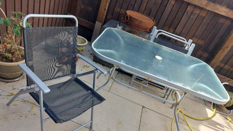 Garden table and 4 chairs 