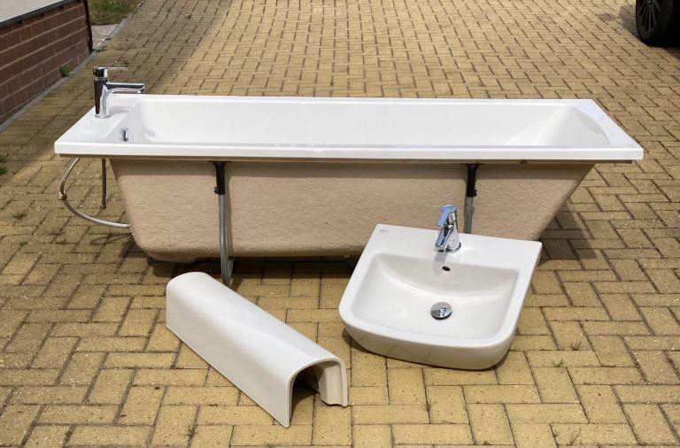 Bath, Sink, and Taps - White, Good Condition
