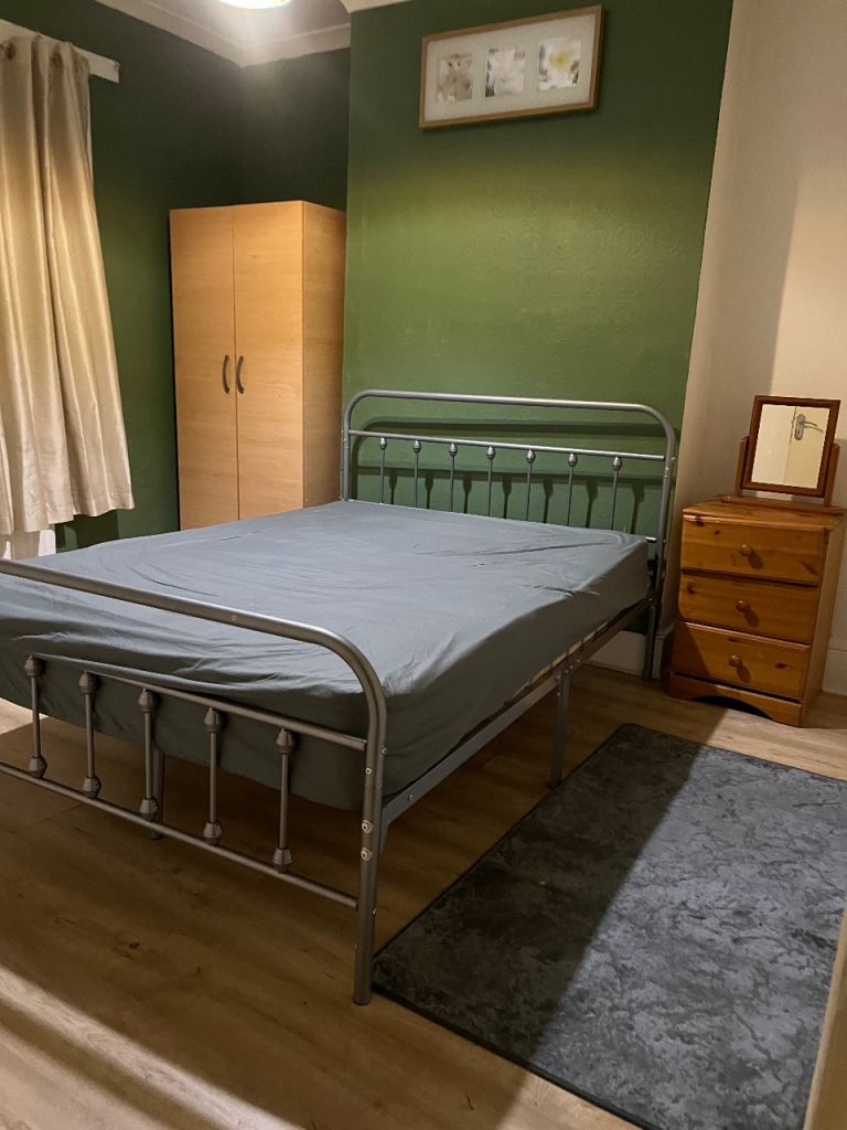 Double room for rent in seven kings 