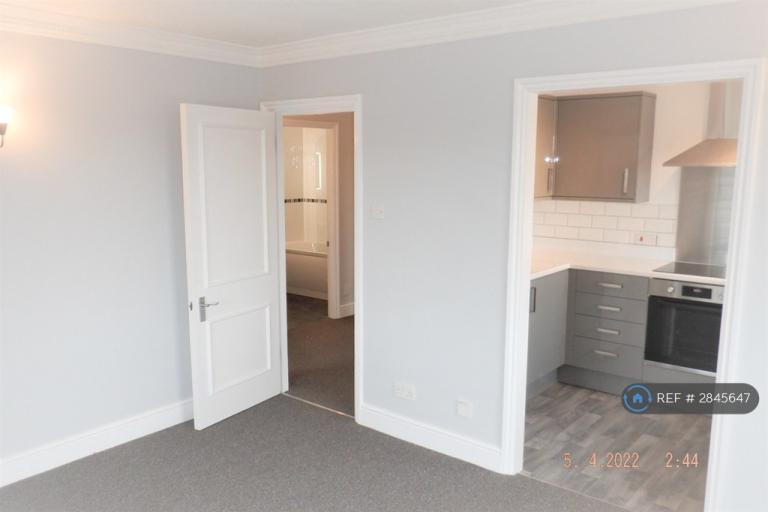 2 bedroom flat in St. Lawrence Road, Canterbury, CT1 (2 bed) (#2845647)