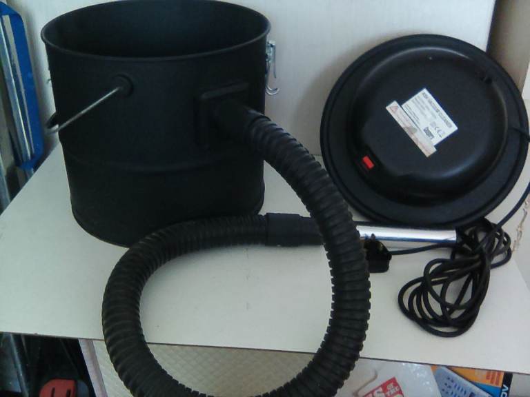 Coopers cold ash vacuum cleaner for BBQs and traditional coal fires,