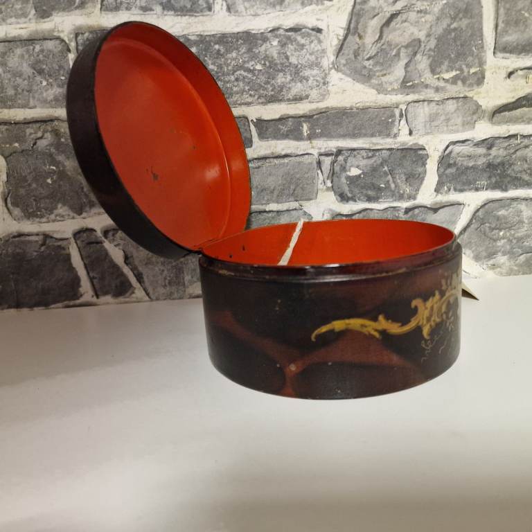 Antique Hand-Painted Lacquer Box with Figural Scene – Good Condition