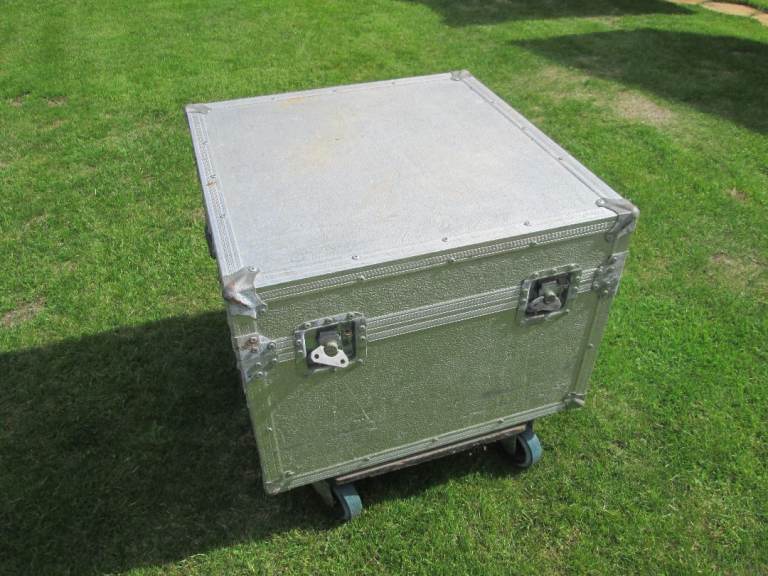 Aluminium flight case; wheels, handles, butterfly clips, Padded. 61 x 59 x 55cm, Audio, Disco Lights