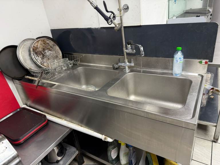 Fully loaded takeaway to let in kingswood 