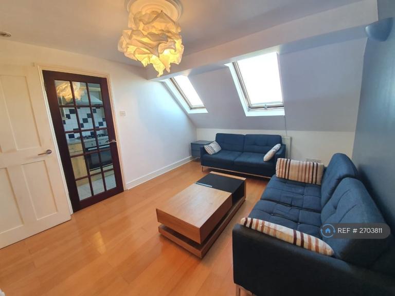 1 bedroom flat in Clapham, London, SW18 (1 bed) (#2703811)