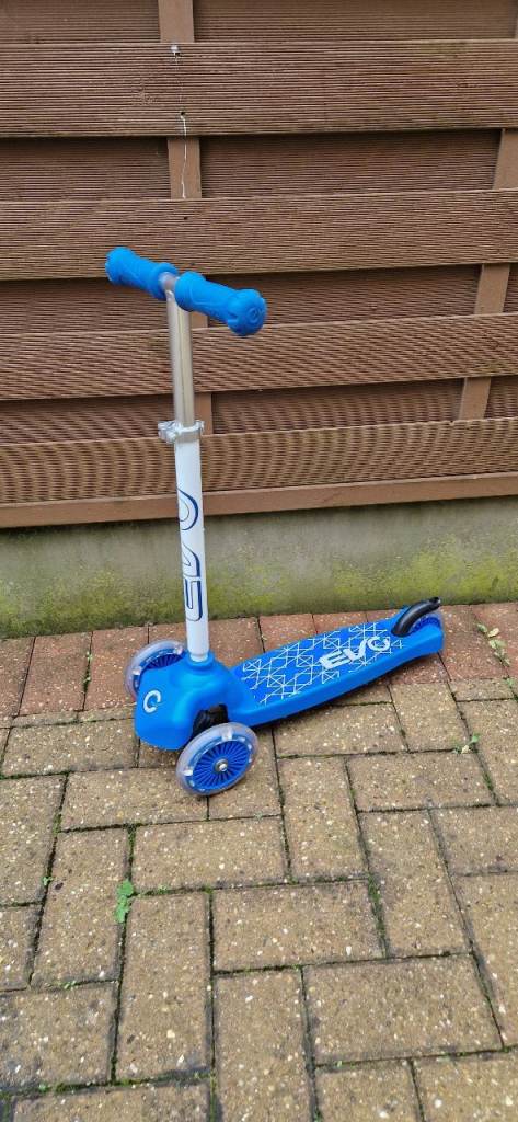  EVO TRI SCOOTER WITH LIGHT UP WHEELS AND DECK. VERY GOOD CONDITION.