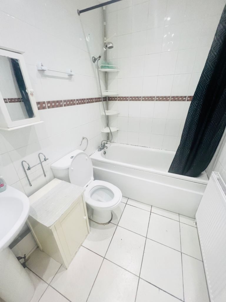 TWO BEDROOM GROUND FLOOR FLAT WITH GARDEN TO LET AT WALTHAMSTOW CENTRAL AREA E17 8QR 