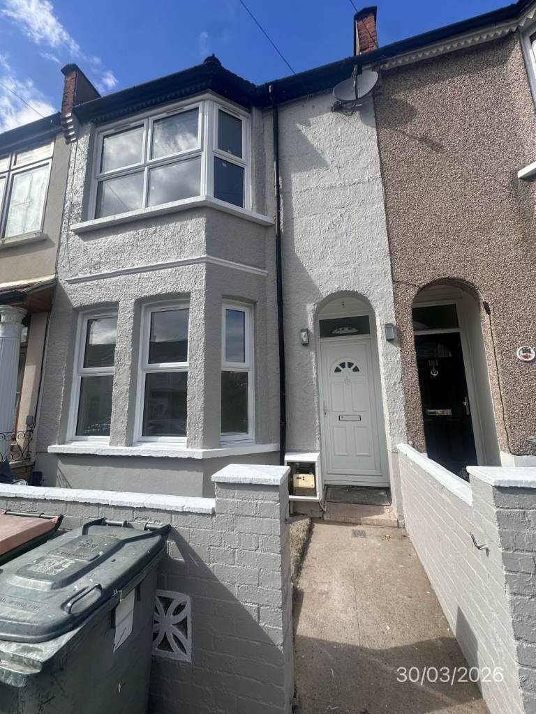 Spacious 4 Bed House Located In East Ham E6