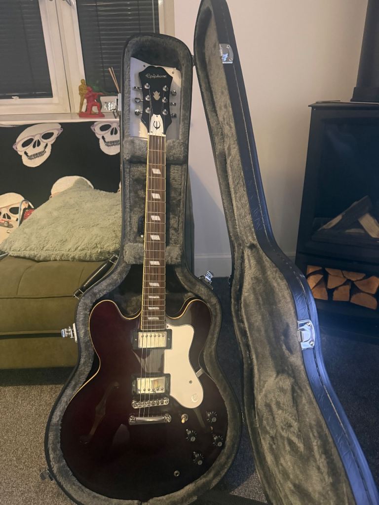 Noel Gallagher Epiphone riviera with hardcase