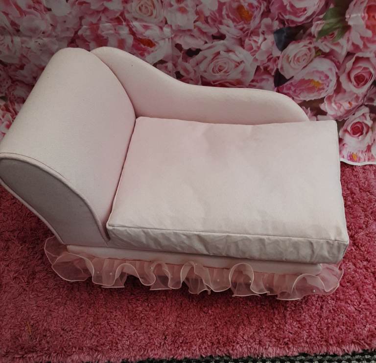 Chaise lounge for dolls