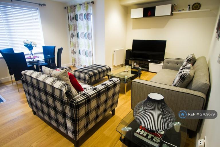 3 bedroom flat in Hankins House, London, SE10 (3 bed) (#2769679)