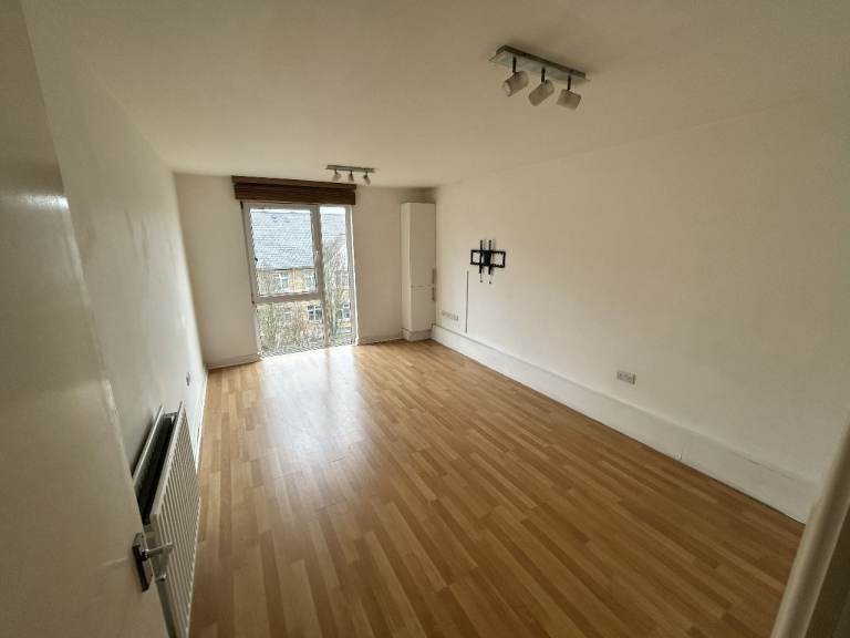 1 Bed Flat in Richmond/Kew with Parking