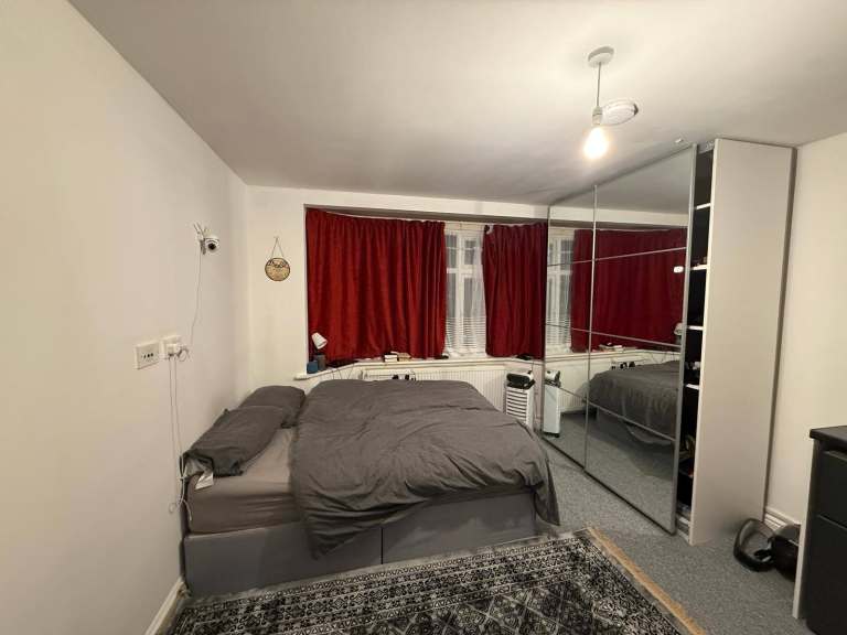 Studio Flat in Edgware (HA8)