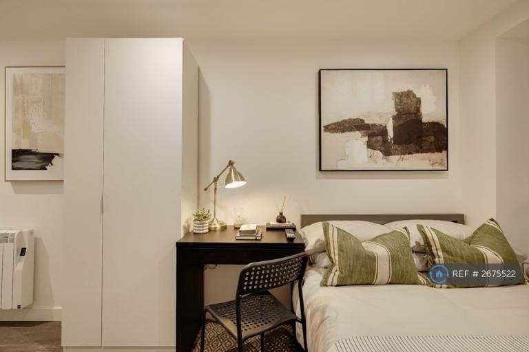 6 bedroom flat in Gloucester Road North, Filton, Bristol, BS34 (6 bed) (#2675522)