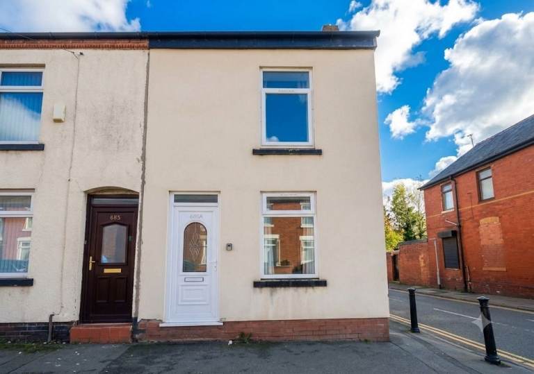 2-Bedroom Property with 1 Bathroom – M24 4GF