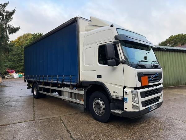 Volvo FM330 Globetrotter 4x2 26ft Curtainside Body Tuckunder Tail Lift 