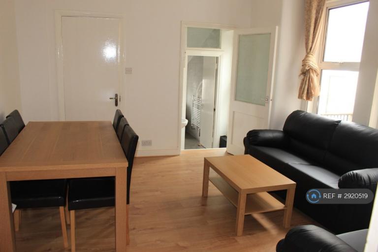 5 bedroom flat in Coverton Road, London, SW17 (5 bed) (#2920519)