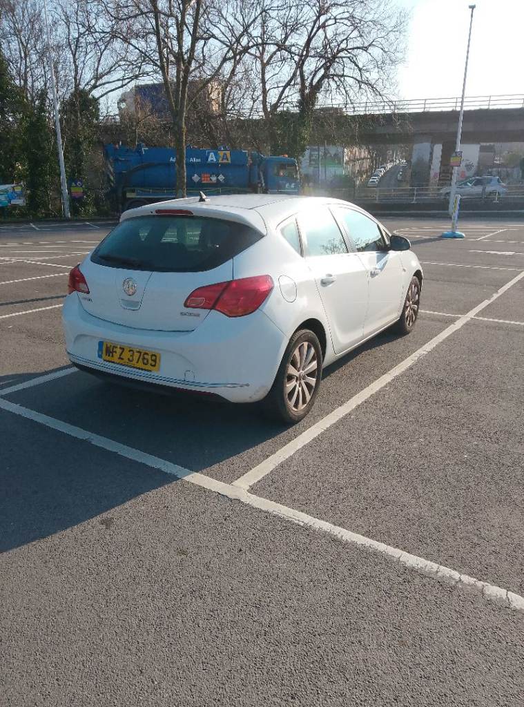 VAUXHALL ASTRA TECH LINE CDTI ECOFLEX S/S 2015 WHITE, DIESEL Manual, 1598 (cc), 5 doors