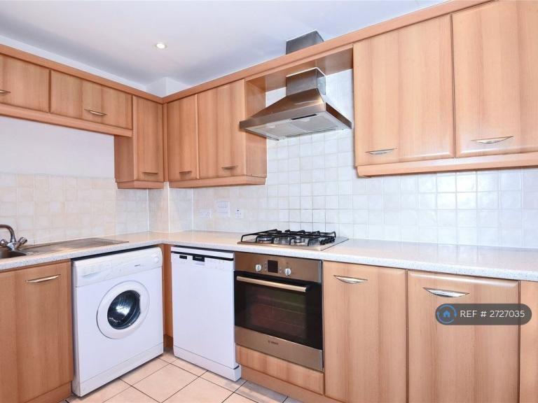 2 bedroom flat in Iliffe Close, Reading, RG1 (2 bed) (#2727035)