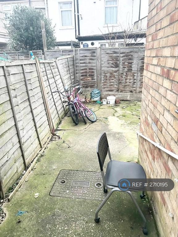 3 bedroom house in Chadwin Road, London, E13 (3 bed) (#2710195)