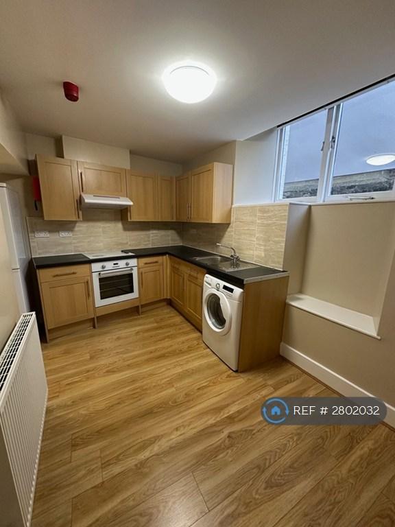 Studio flat in Royal York Crescent, Bristol, BS8 (#2802032)