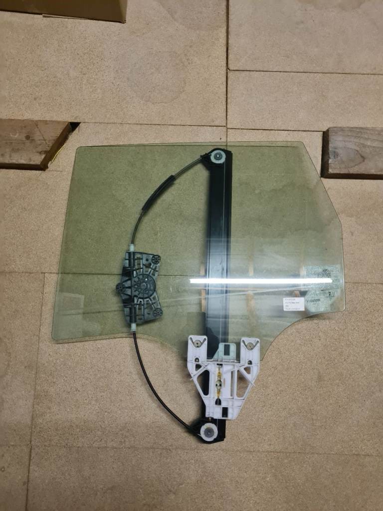 81A845205-audi q2 rear left side door window