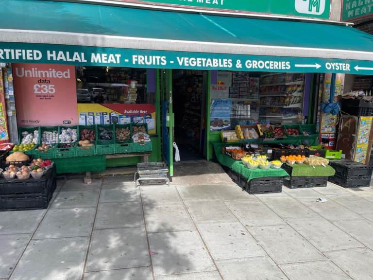Fruits and Vegetables Stall outside Shop for Rent